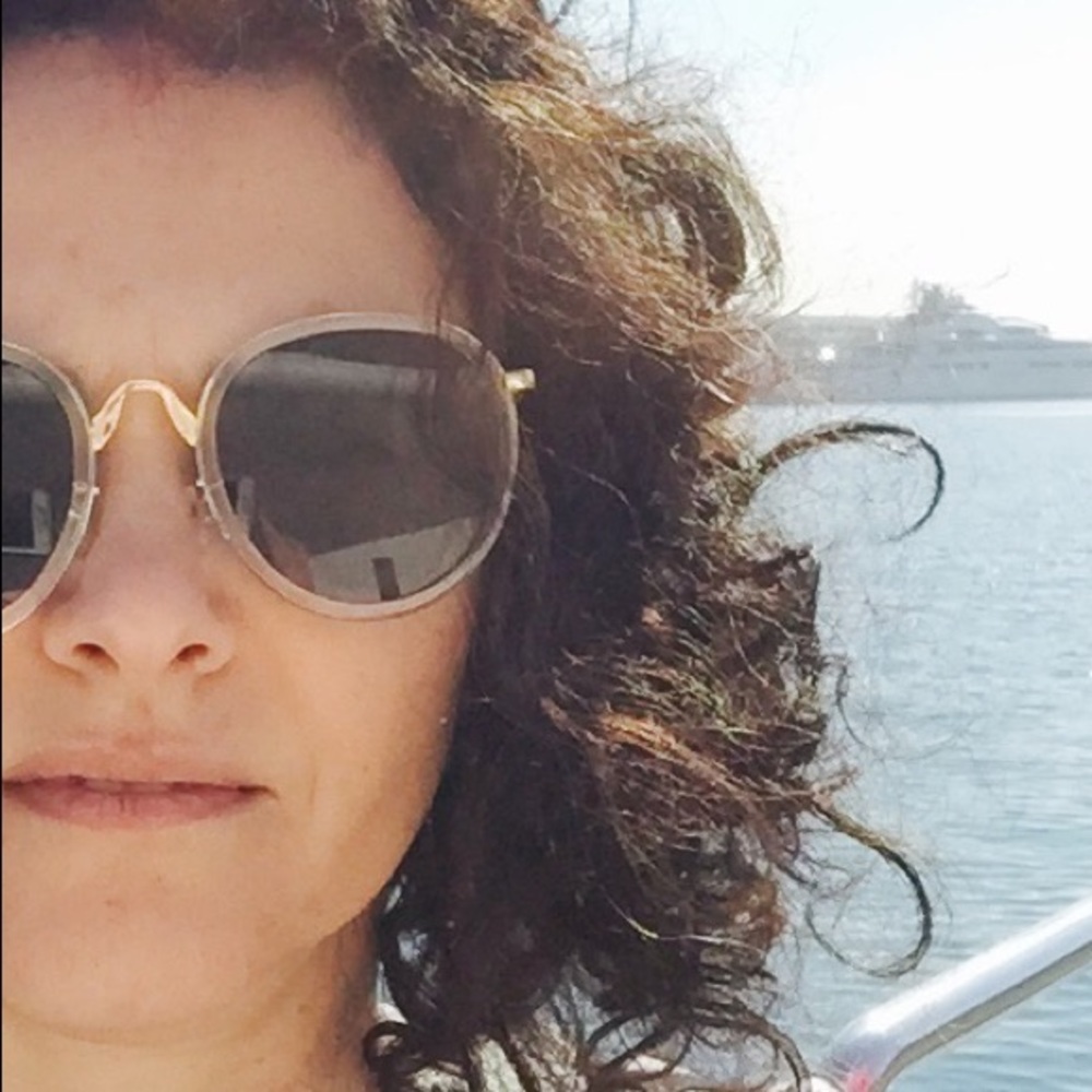 Meet your Posher, Tee